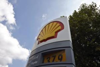 El logo de la petrolera Shell a la entrada de una estación de servicio en Londres, Reino Unido. EFE/Archivo