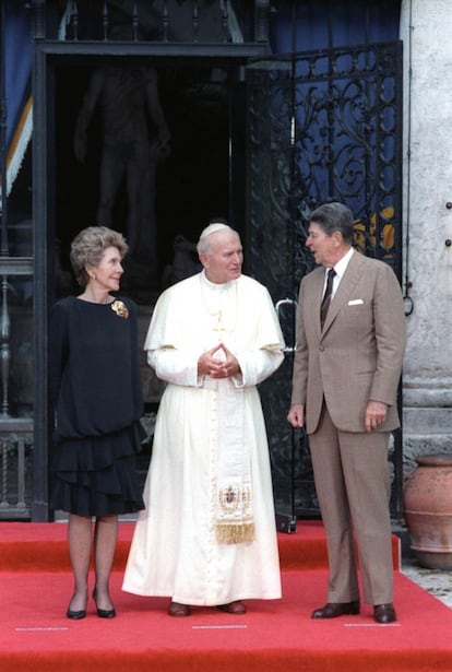 Nancy y Ronald Reagan conversan con Juan Pablo II en el Museo Vizcaya de Miami, Florida, en octubre de 1987.