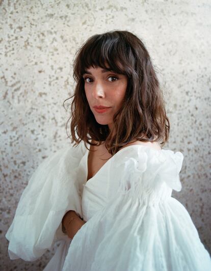 Belén Cuesta, con blusa y falda de Loewe, y pulsera de Suarez. La actriz lleva colorete Couture Blush número 6, de Yves Saint Laurent Beauty.