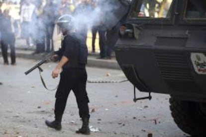 Un policía antidisturbios sostiene un arma durante los disturbios el pasado viernes en El Cairo (Egipto).