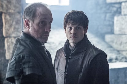 Roose Bolton y su hijo, Ramsay, en una imagen de los nuevos capítulos. 