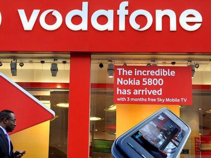 Un hombre pasa ante una tienda de Vodafone. 