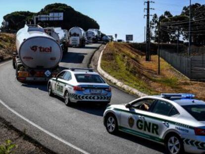 El primer ministro luso acusa a los transportistas de no cumplir con los servicios mínimos y el Consejo de Ministros aprueba una medida que legalmente los puede obligar a volver al trabajo