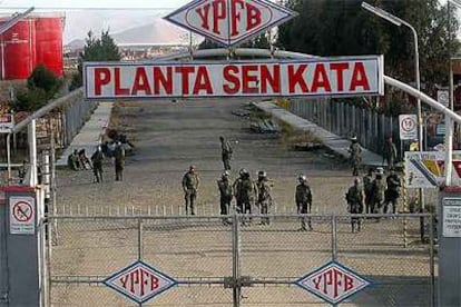 Soldados bolivianos vigilan la planta de gas Senkata, en la ciudad de El Alto, en mayo pasado.
