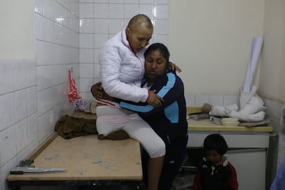 <p>La Paz, Bolivia, 20 de diciembre de 2019: La madre de Paola, Míriam, ayuda a su hija a levantarse después de su última sesión de quimioterapia y en su primer día de pruebas para la fabricación de la prótesis. Míriam acompañó a su hija a lo largo de toda la enfermedad. Su marido, padrastro de Paola, no quiso hacerse cargo del problema de una hija que no era suya y abandonó el hogar cuando la adolescente enfermó.</p> <p>Entre los peores momentos antes de la amputación, Míriam recuerda que un día entró a la habitación de Paola y esta no la reconoció. Al revisar su pierna, vio un hueco a la altura de la rótula; la pierna estaba morada y con ampollas, y la adolescente gritaba de dolor. La mujer avisó entonces al hermano de Paola, que vivía en la ciudad de Cochabamba. Fue él quien, tras viajar a Uyuni, logró convencer a su hermana de que permitiera que le amputaran la pierna: debía lucha por su hijo, le insistió él.</p>