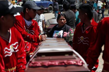 Cientos de personas en la zona rural del municipio de Caldono, en el departamento del Cauca, acompañaron este miércoles 31 de agosto el entierro de los tres indígenas de la misma familia, dos hermanos y un primo, asesinados el lunes al retornar a la tierra con la rabia de saber que la violencia sigue anulando sus vidas.