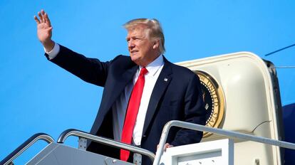 El presidente de EE UU sale del Air Force One en Palm Beach, Florida.