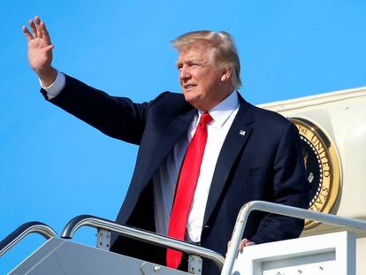 El presidente de EE UU sale del Air Force One en Palm Beach, Florida.