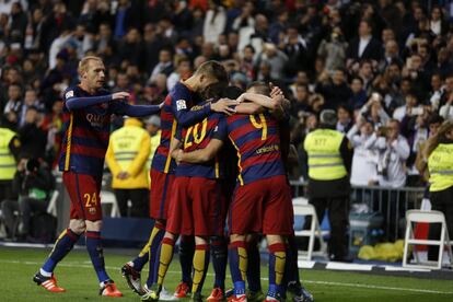 Els jugadors del Barça s'abracen durant la celebració d'un dels gols.