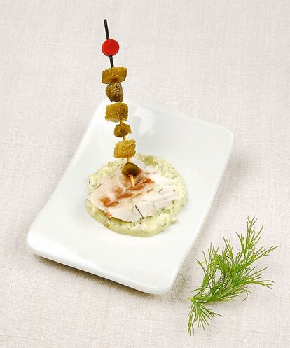 <em>Para 4 personas: 1 lubina de 1 kilo o 2 de 300 gramos cada una, 4 palitos de hinojo seco, 1 hinojo fresco, 4 cucharadas de aceite de oliva, sal, pimienta. Salsa: 1 yema de huevo, 3 pepinillos, 1 cucharada de alcaparras, 2 cucharadas de perejil, 1 cucharada de cebollino, 1 cucharadita de vino blanco, ½ cucharadita de mostaza, 8 cucharadas de aceite de oliva virgen, sal, pimienta.</em><br></br> <strong>Si no se tienen palitos de hinojo seco, se pueden poner frescos.</strong><br></br> Limpiar la lubina, sazonarla y rellenarla con unas hojas de hinojo. Colocarla en una rejilla cubierta con palitos y hojas de hinojo sobre una asadora y regarla con el aceite de oliva. Hacerla en el horno a 200º C, durante 20 minutos, dándole la vuelta a mitad de tiempo. Salsa: deshacer la yema con la mostaza y un poco de sal. Dejar reposar. Añadir a esta mezcla el aceite a chorro fino sin parar de mover hasta conseguir una mayonesa firme e incorporar el vino, los pepinillos, las alcaparras, el perejil y cebollino picados, y rectificar el punto de sazón. Servir la lubina sin piel y acompañada de su salsa.<br></br> <strong>No se tira nada.</strong> El hinojo, por su sabor parecido al anís, encaja bien con pescados y mariscos. De él se aprovecha todo: las hojas y los tallos picados, como hierba aromática; las semillas, como especia, y el bulbo, como hortaliza. Tiene propiedades diuréticas.