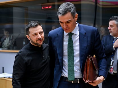El presidente del Gobierno, Pedro Sánchez, conversa con el presidente de Ucrania, Volodímir Zelensky, en la reunión extraordinaria del Consejo Europeo, en Bruselas.