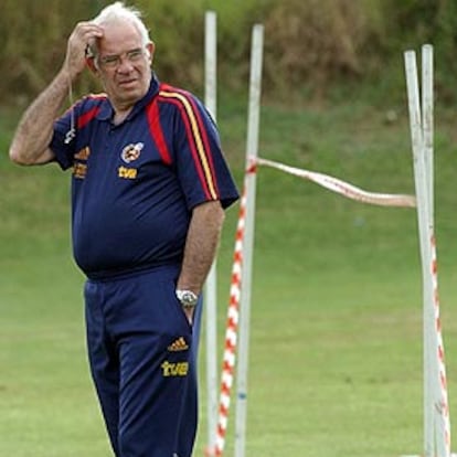 Luis Aragonés, con aspecto pensativo, durante el entrenamiento de ayer.