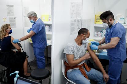 Personal sanitario durante la vacunacion en el recinto de la Fira de Barcelona.