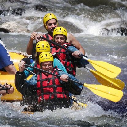 El presidente de la Generalitat, Artur Mas, practicando rafting<i> </i>ayer en Sort.