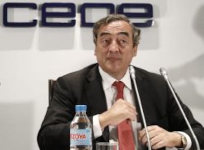 GRA006 MADRID, 07/05/2013.- El presidente de la Confederación Española de Organizaciones Empresariales (CEOE), Juan Rosell, durante su intervención en el acto de presentación del "Plan de Acción Construmat para impulsar la economía desde la industria de la construcción", que ha tenido lugar esta mañana en la sede de la CEOE. EFE/Ballesteros
