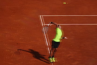Zverev sirve durante el partido contra Cobolli.