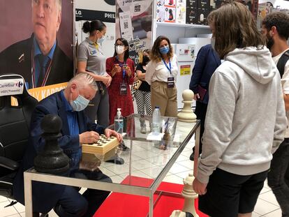 Kárpov, durante la firma de autógrafos, hoy en el centro Comercial Travesís, de Vigo