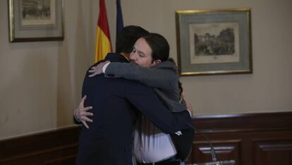 Pedro Sánchez y Pablo Iglesias tras la firma del preacuerdo.