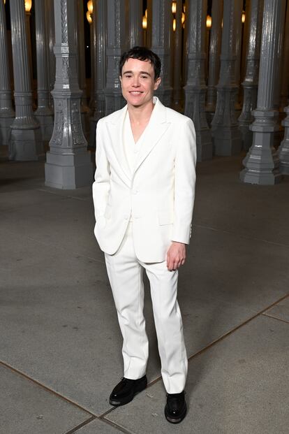 Elliot Page, embajador de las fragancias de Gucci, con esmoquin blanco.