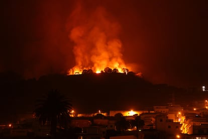 El fuego se acerca a un grupo de viviendas en Tenerife, que habían sido evacuadas previamente, el 20 de agosto.