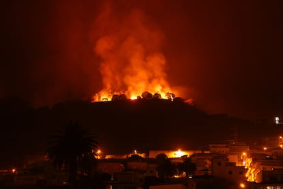 El fuego se acerca a un grupo de viviendas en Tenerife, que habían sido evacuadas previamente, el 20 de agosto. 