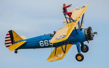 Una mujer practica el 'wing walking' sobre las alas de un biplano Boeing Stearman en Damyns Hall, Essex (Inglaterra).