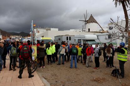 Un grupo de voluntarios junto a efectivos de emergencias colaboran para buscar a Gabriel Cruz, el 1 de marzo.