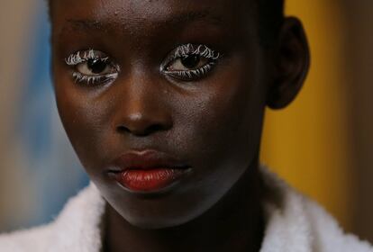 Una modelo maquillada y vestida por el diseñador Gary Bigeni en el backstage de la Fashion Week de Australia, en Sidney.