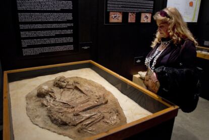Una visitante contempla los dos esqueletos abrazados del Neolítico que, desde ayer, se exhiben en San Fernando.