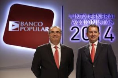 El presidente del Banco Popular, Angel Ron, junto al consejero delegado, Francisco Gómez Martín (d), al inicio de la Junta Ordinaria de accionistas de la entidad, que deberá dar hoy el visto bueno a cuatro ampliaciones de capital con cargo a reservas para pagar el dividendo con cargo a 2013.