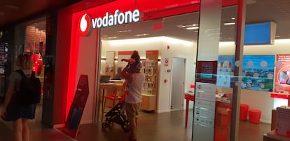 Una tienda de Vodafone en Madrid.