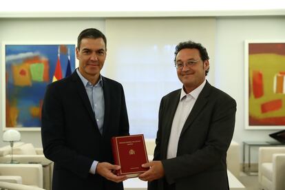 Pedro Sánchez recibe en Moncloa al nuevo fiscal general del Estado, que le entrega la Memoria de la Fiscalía de 2021 .