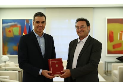 Pedro Sánchez recibe en Moncloa al nuevo fiscal general del Estado, que le entrega la Memoria de la Fiscalía de 2021 .