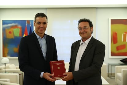 El presidente del Gobierno, Pedro Sánchez, este martes, cuando recibió en La Moncloa al nuevo fiscal general del Estado, Álvaro García Ortiz, en un acto en el que le entregó la Memoria de la Fiscalía de 2021.