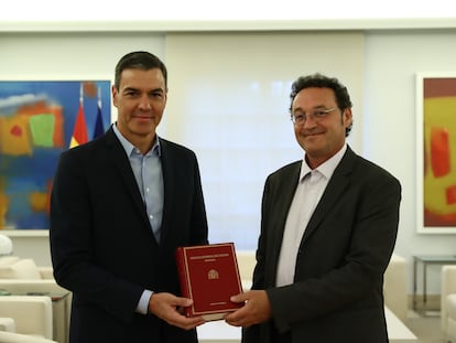 Pedro Sánchez recibe en Moncloa al nuevo fiscal general del Estado, que le entrega la Memoria de la Fiscalía de 2021 .