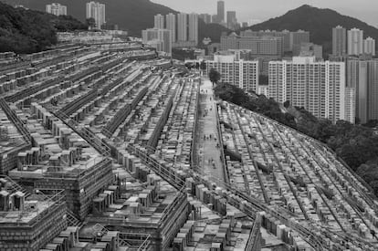 La gente visita el cementerio Chai Wan durante el Festival anual Chung Yeung para rendir homenaje a los familiares difuntos, limpiar las tumbas y dejar ofrendas en recuerdo en Hong Kong, China, en 2021.