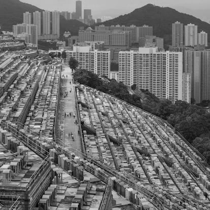 HONG KONG, CHINA - OCTOBER 14: People visit the Chai Wan cemetery during the annual Chung Yeung Festival to pay respect to the departed relatives, clean the gravesites, and leave offerings in remembrance in Hong Kong, China, on October 14, 2021. (Photo by Miguel Candela/Anadolu Agency via Getty Images)