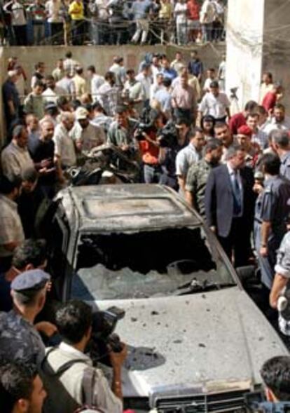 Agentes de seguridad y curiosos se agolpan alredededor del coche bomba donde viajaba el dirigente de Hezbolá asesinado.