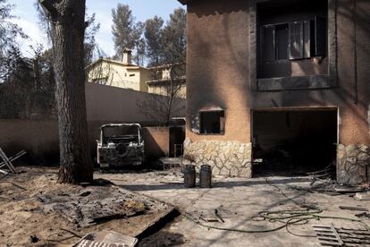 Viviendas de las urbanizaciones de Montepino y Montesol, tras el incendio forestal de Llutxent, en Gandía (Valencia).