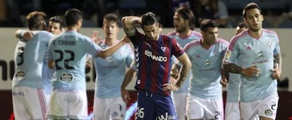 Los jugadores del Celta felicitan a Nolito por su gol.