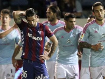 Los jugadores del Celta felicitan a Nolito por su gol.