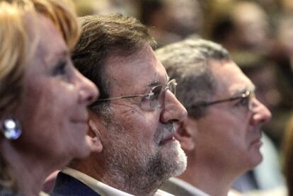 Aguirre, Rajoy y Gallardón, durante la clausura de la convención del PP en Madrid.