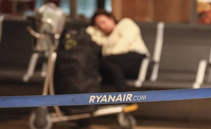 Una pasajera duerme junto a su equipaje en el aeropuerto de Madrid durante la huelga de Ryanair.
 