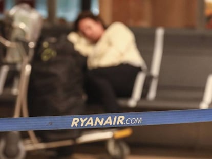 Una pasajera duerme junto a su equipaje en el aeropuerto de Madrid durante la huelga de Ryanair.