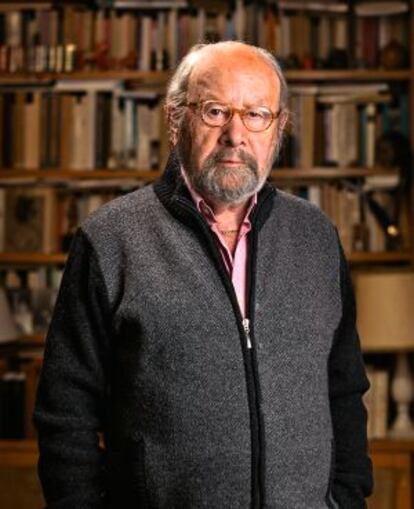 José Manuel Caballero Bonald en su casa, un lugar vivido lleno de libros que refleja su serenidad.