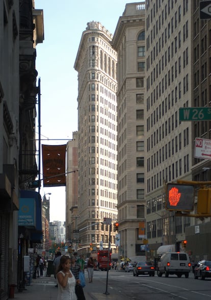El Flatiron es uno de los rascacielos (en pie) más antiguos de Manhattan (Nueva York), y sede de la redacción del Daily Bugle, diario en el que trabaja Peter Parker, en <i>Spider Man</i> (2002). Al menos por fuera; el interior del periódico fue recreado en Los Ángeles. Levantado a principios del siglo pasado en la confluencia de la Quinta Avenida y la calle Broadway, según un proyecto del arquitecto Daniel Burnham, tiene en su anecdotario otra entrada cinéfila de 1958: en su azotea se besaron Kim Novak y James Stewart en <i>Me enamoré de una bruja</i>, de Richard Quine.