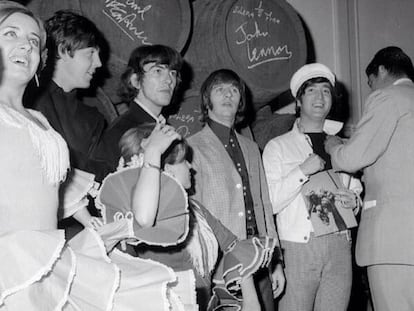 Las hermanas Hurtado con los Beatles en Madrid en 1965.
