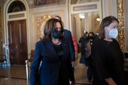 Kamala Harris en el senado para votar por el paquete de estímulos