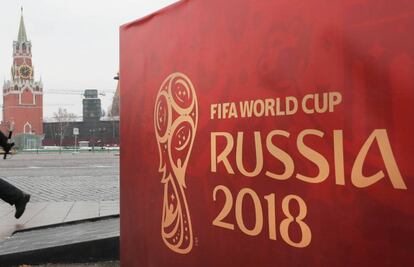 Cartel del Mundial de Fútbol frente al palacio del Kremlin.