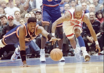 Patrick Ewing (izquierda), de los New York Knicks, pelea la pelota con el jugador de los New Jersey Nets Kenny Anderson, durante un partido de la NBA de 1994. Ewing jugó durante 15 años (1985-2000) en las filas del equipo neoyorquino, con el que disputó 13 playoffs.